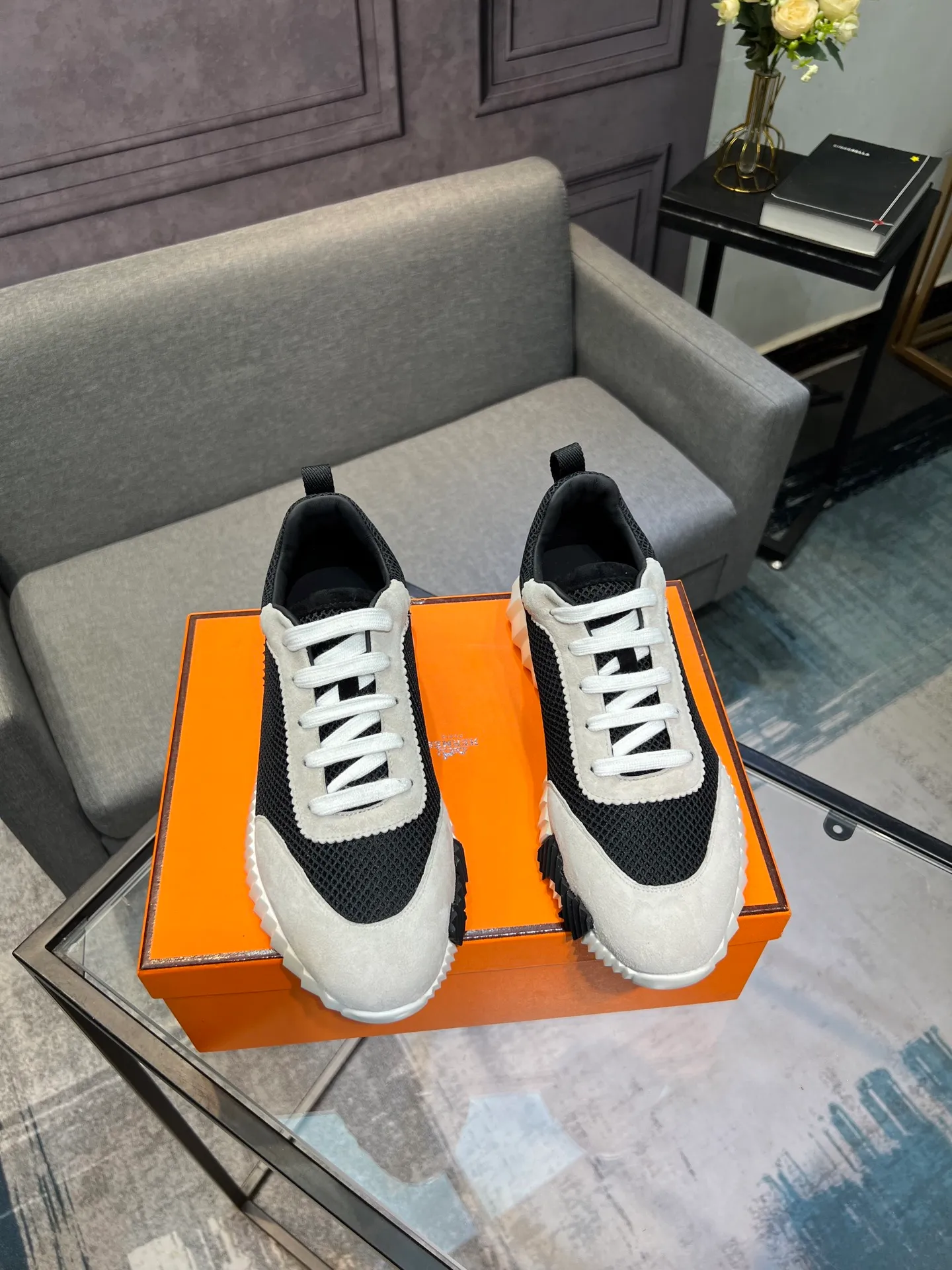 Men's shoes 💰660 Exclusive real shot (top version) Hermes new autumn and winter sports shoes. One of the most comfortable shoes from Hermes. Very light on the feet and good-looking. You will not be tired even if you go shopping. The overall suede feels very good. It is very beautiful and versatile. Very light and comfortable. Fabric: Imported high mercerized sheep/original single rain velvet. Lining: Imported silk sheepskin for the lining insole. Outsole: Seamless combination of IP+TPU (multi-color letters) German technology irradiation machine Size: Male 39-46 (Male 38 45 46 customized) Top quality, simultaneous full set of packaging